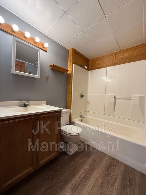Building Photo - 609 6th Ave N