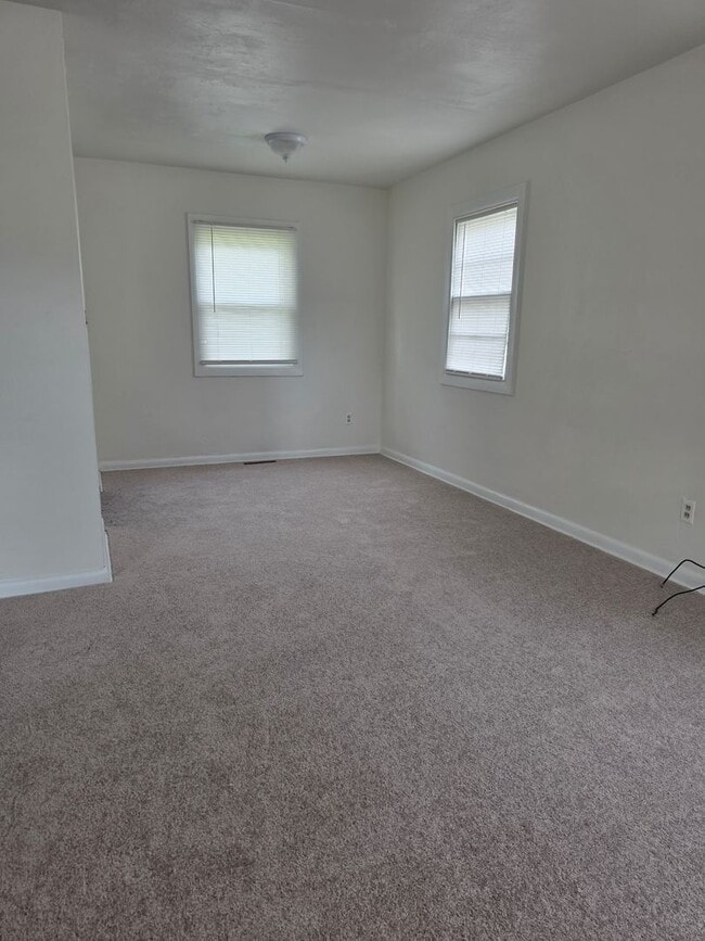 Building Photo - 9 Ambrose Ln