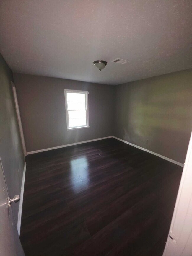 Building Photo - "Spacious 5-Bedroom Haven with 2 Full Bath...