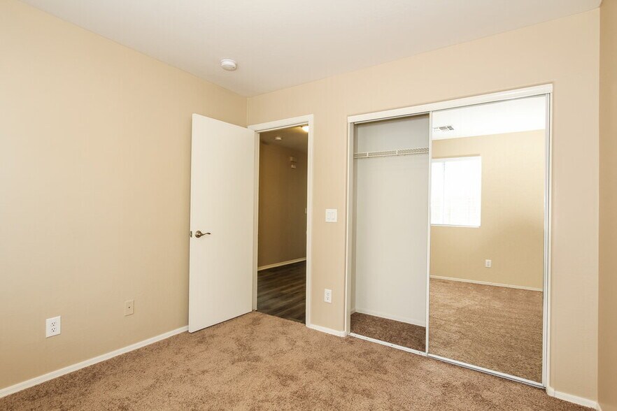 Building Photo - 5143 W Albeniz Pl