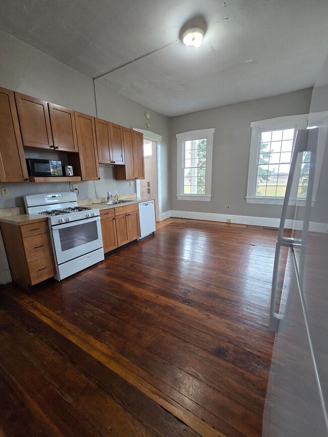 Building Photo - 2 Bedroom Farmhouse in Middletown