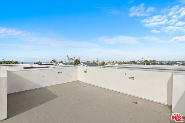 Building Photo - 211 S Irena Ave