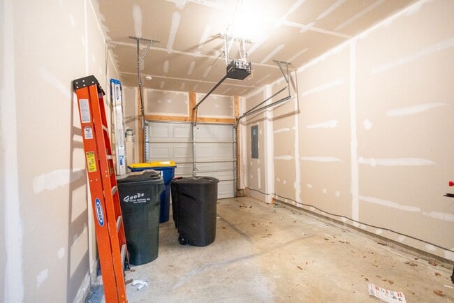 Building Photo - Lovely 3 BR/2.5 BA Townhome in Lanham!