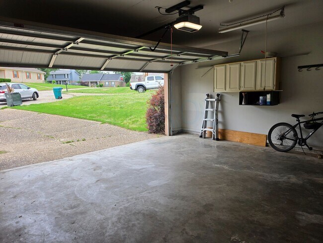 Building Photo - Great 3BR 2BA Find in Pleasant Tree Neighborhood!