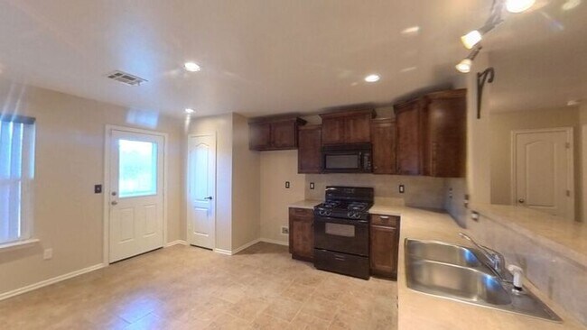 Building Photo - Yukon 4 Bed