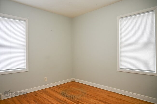 Building Photo - Large 6 Bedroom Home for Rent! Great Location on University!