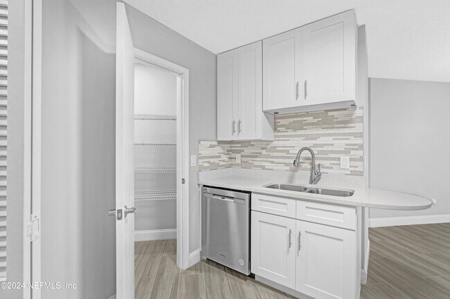 Building Photo - 3912 English Colony Dr S