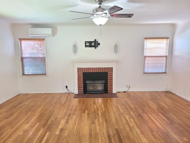 Building Photo - Raymond