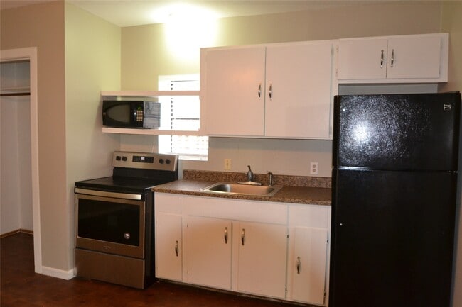 Building Photo - 211 Drew St