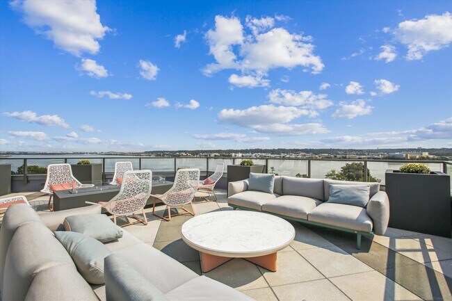 Roof top deck overlooking Potomac River - 1201 N Royal St