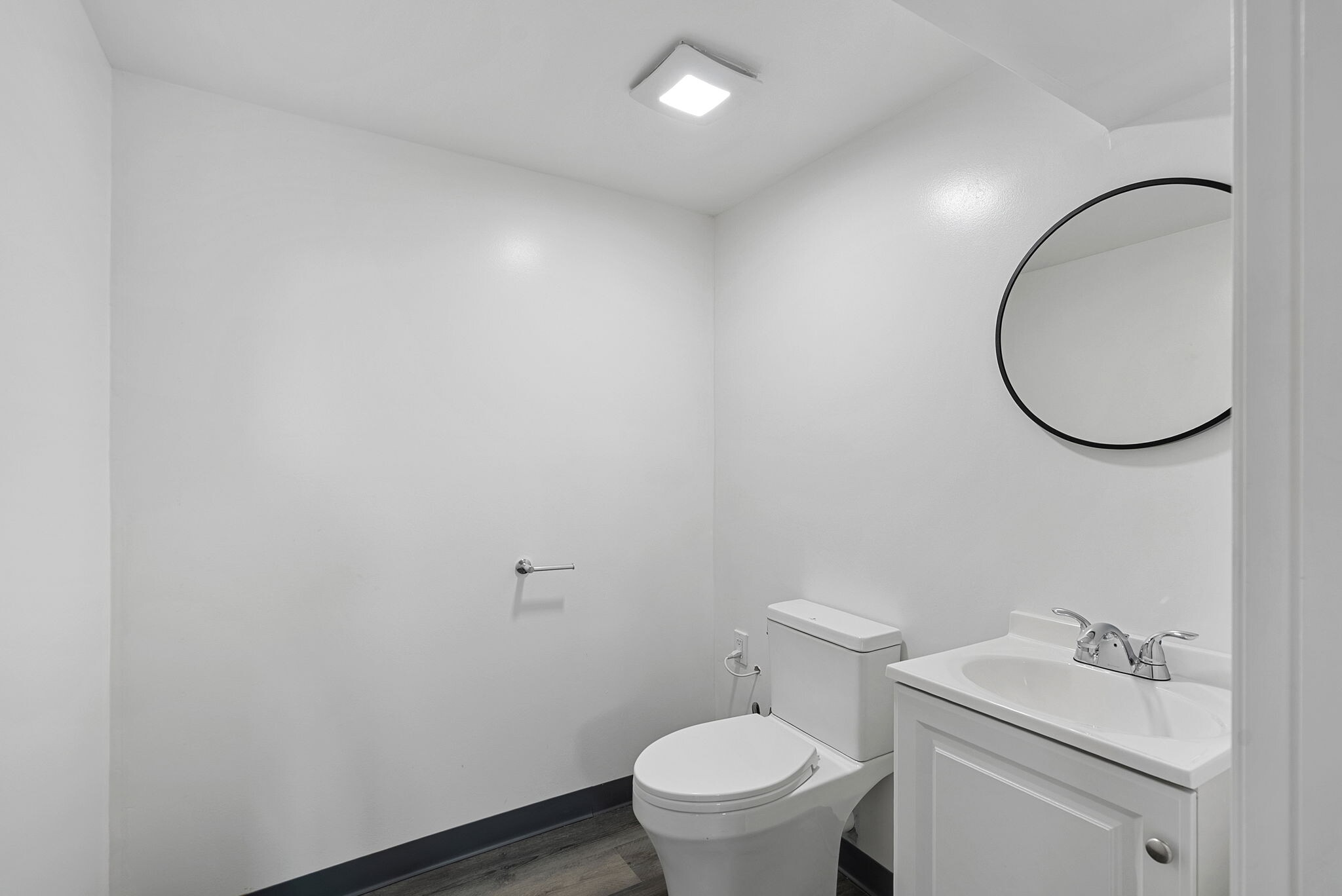 Building Photo - 906 E 84th St