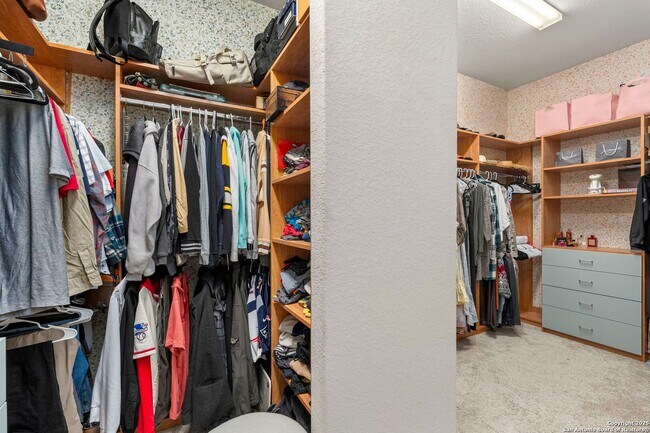 Building Photo - Charming Home Awaits: Spacious & in a Prime Location