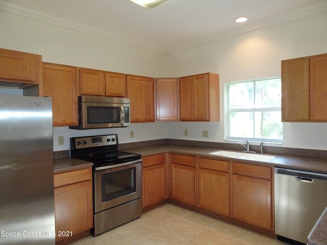 Spacious Kitchen - 630 Cedar Side Cir NE