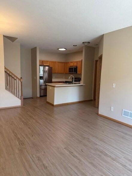 Building Photo - 6886 Meadow Grass Ln S