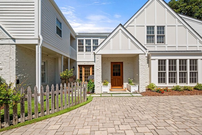 Building Photo - Luxury unfurnished 4BR/4.5BA Tudor in Belle Meade Links.