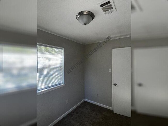 Building Photo - 404 Live Oak Dr