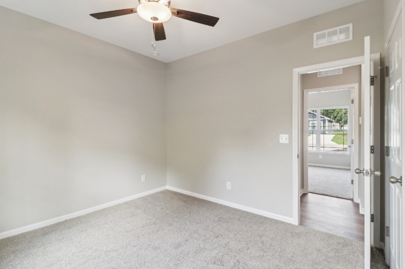 Building Photo - 842 E 8th St