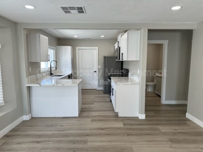 Building Photo - 1519 W 22nd Pl