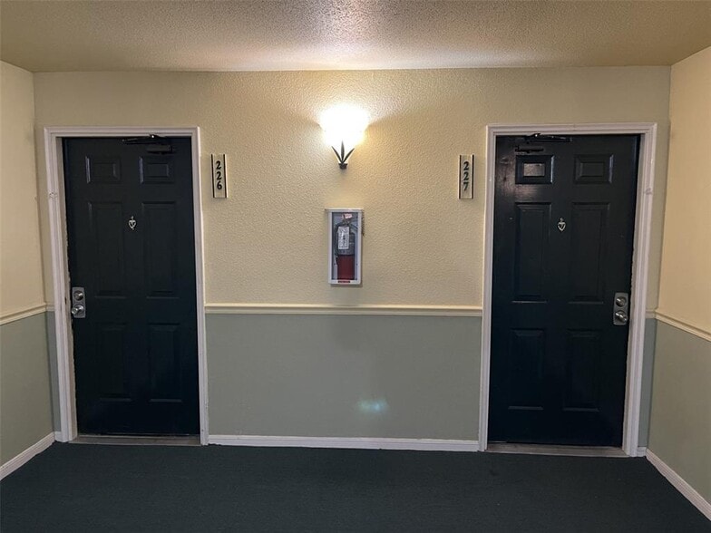 Building Photo - 977 Riverside Dr