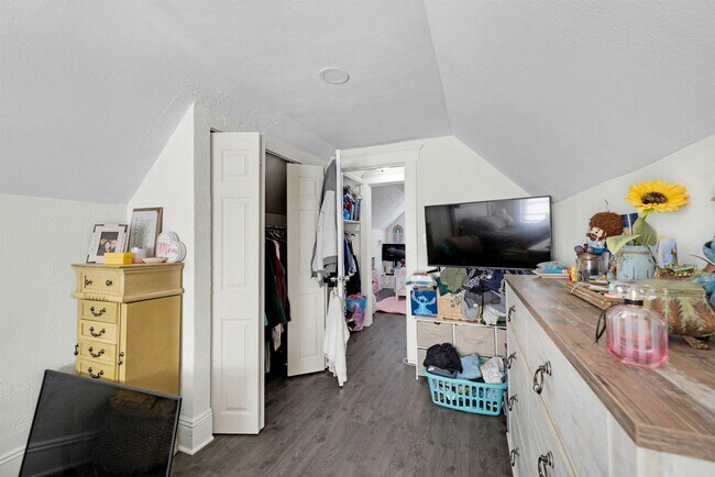 Building Photo - 632 Chase Ave