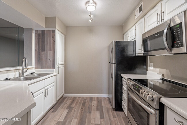 Building Photo - 2025 E Campbell Ave