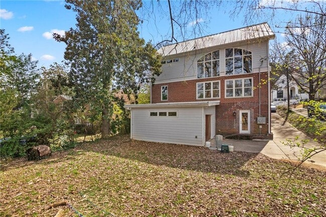 Building Photo - 1008 Courtenay Dr NE