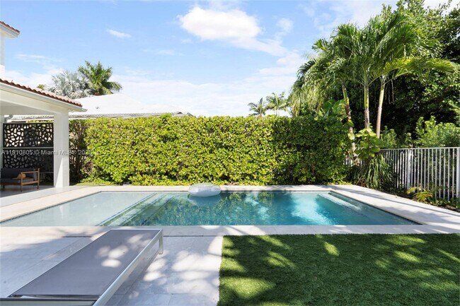 Building Photo - 932 Nandina Dr