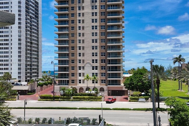 Building Photo - 1913 S Ocean Dr