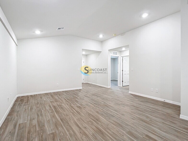 Building Photo - 123 Lomond Dr