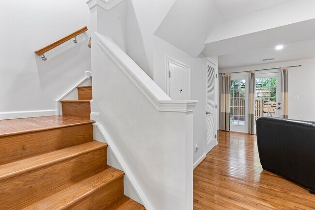 Building Photo - 2025 N Buchanan Ct