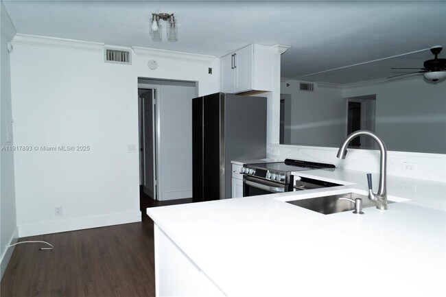 Building Photo - 105 Lake Emerald Dr