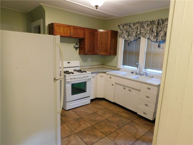 Building Photo - 125 W High Terrace