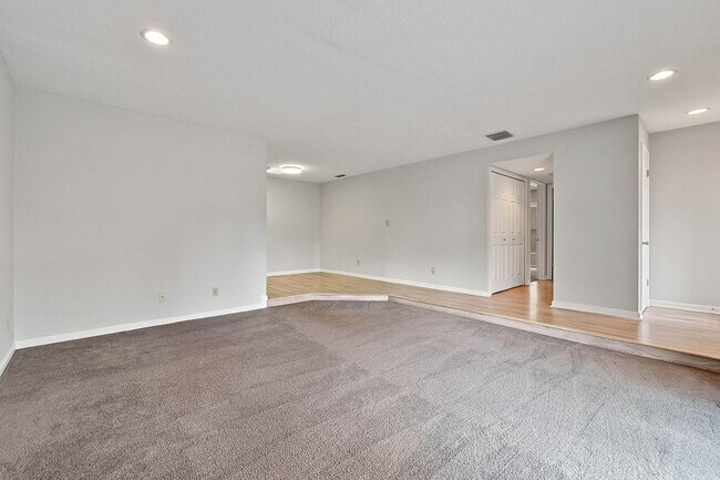 Building Photo - Audubon Park 2/2 Corner Unit Villa with La...