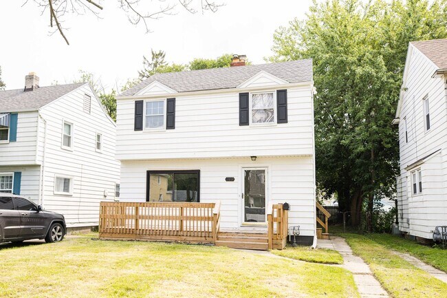 Building Photo - Beautiful three bedroom home with fenced i...