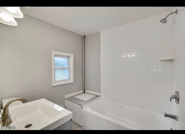 Building Photo - 34 Oak St