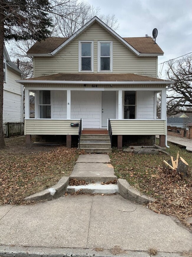 Primary Photo - Cute 2 bedroom $750 per month
