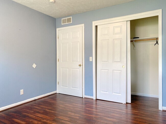 Building Photo - Stunning 5 bedroom, 2 bathroom house!