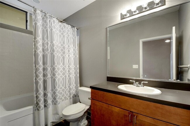 Building Photo - 2401 E 6th St