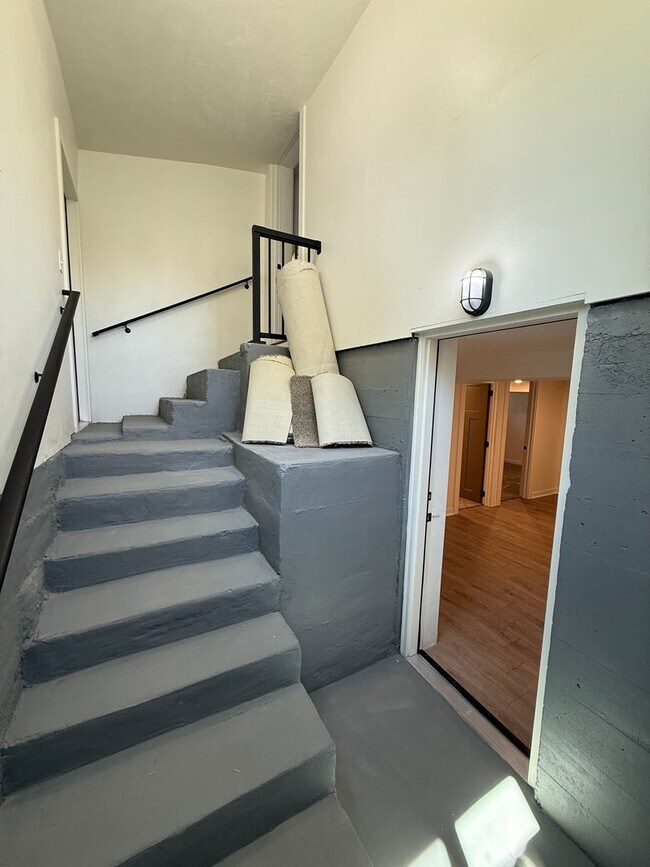 Building Photo - Newley renovated 4 bedroom home!