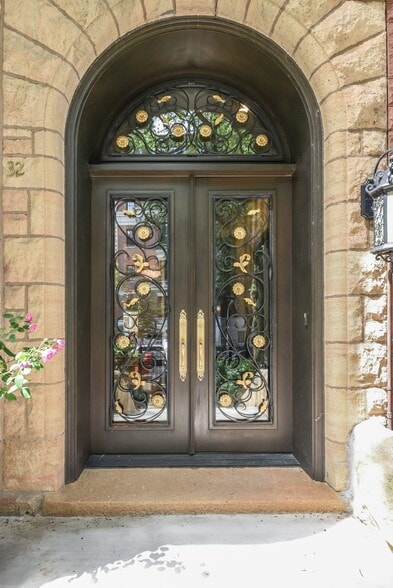 Building Photo - 32 E Bellevue Plz