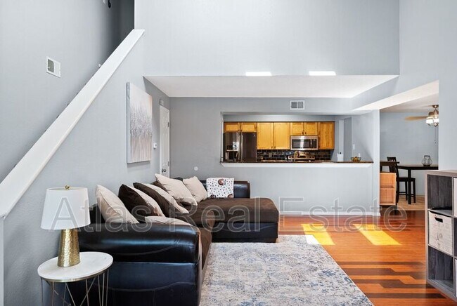 Building Photo - 12024 W Cross Dr