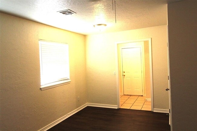 Building Photo - 118 NE 12th St