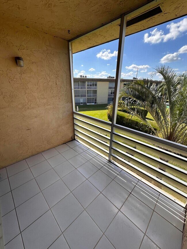 Building Photo - 100 Village Green Cir E