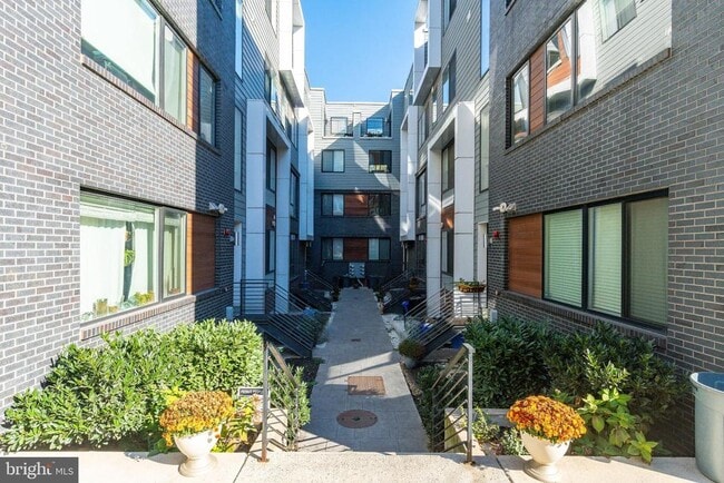 Primary Photo - 1647 E Eyre St