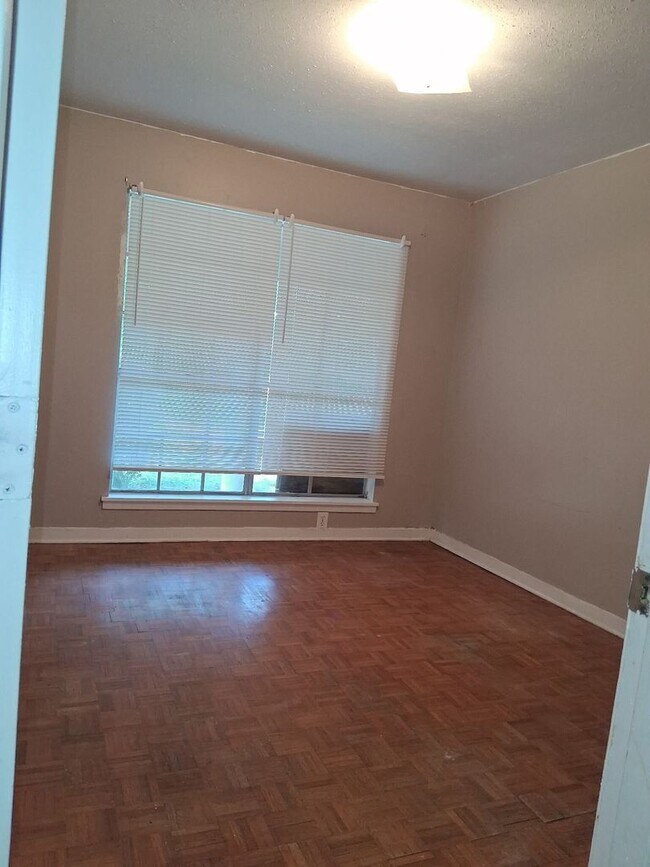 Building Photo - 1215 Garden Park Dr