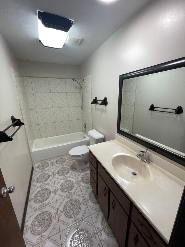 Building Photo - 3/2 (Valwood) This beautifully refreshed h...