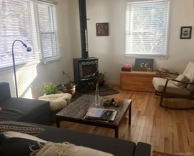 Building Photo - 136 School St