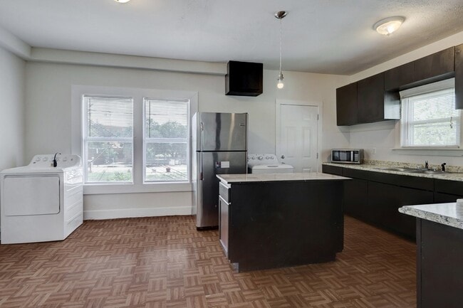 Building Photo - 3002 Isabella St