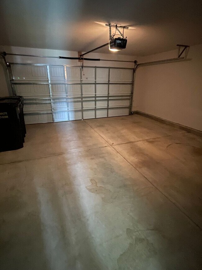 Building Photo - Charming 3-bedroom Single Family Home.