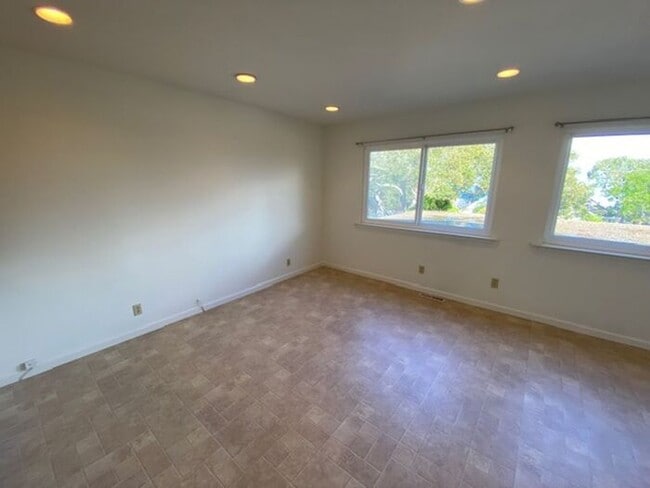 Building Photo - 701 Pine St